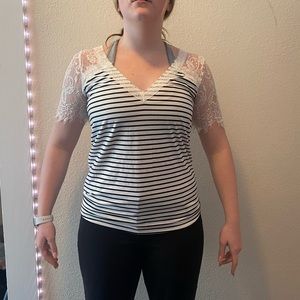 Vici tee Lace sleeves